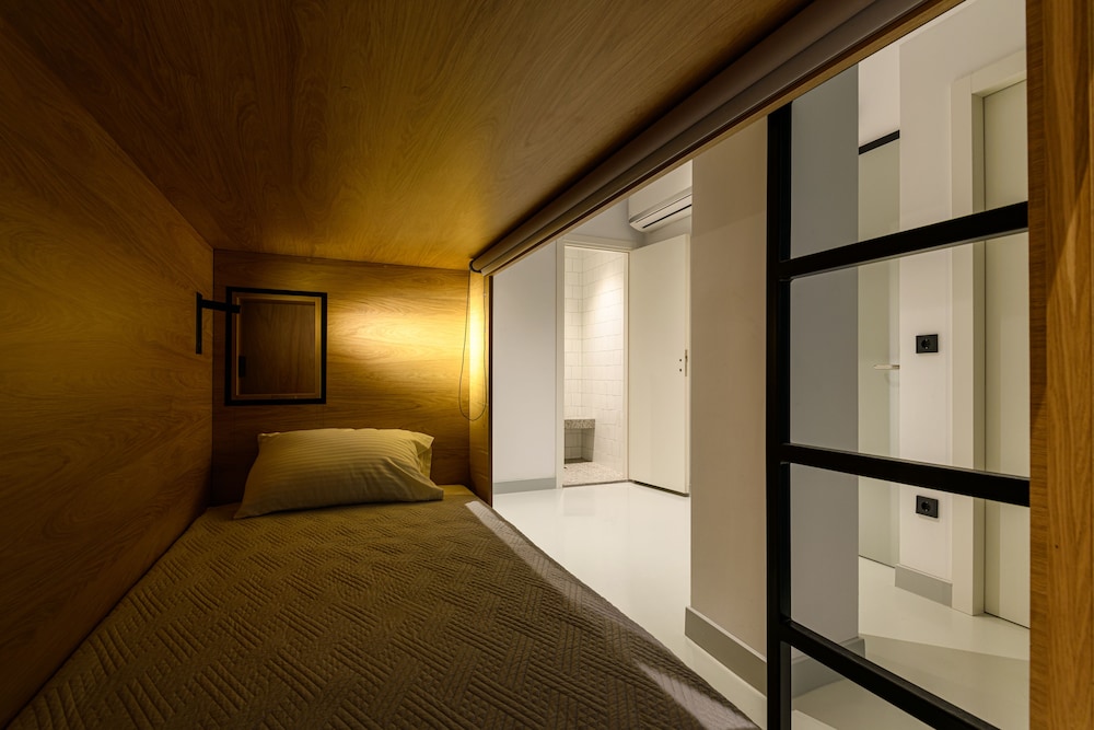 Bed in 8 Bed Mixed Dormitory with Balcony photo 2