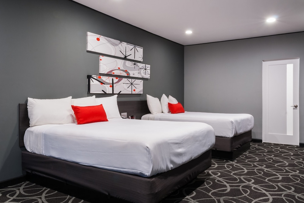 Deluxe Single Room, 2 Queen Beds, Refrigerator & Microwave photo 1