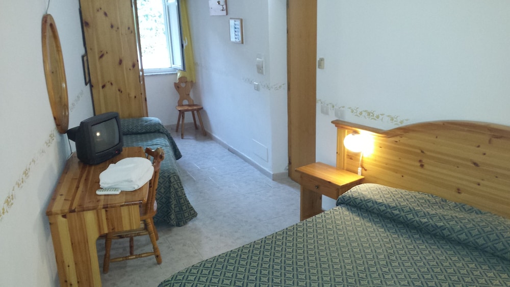 Economy Triple Room photo 1