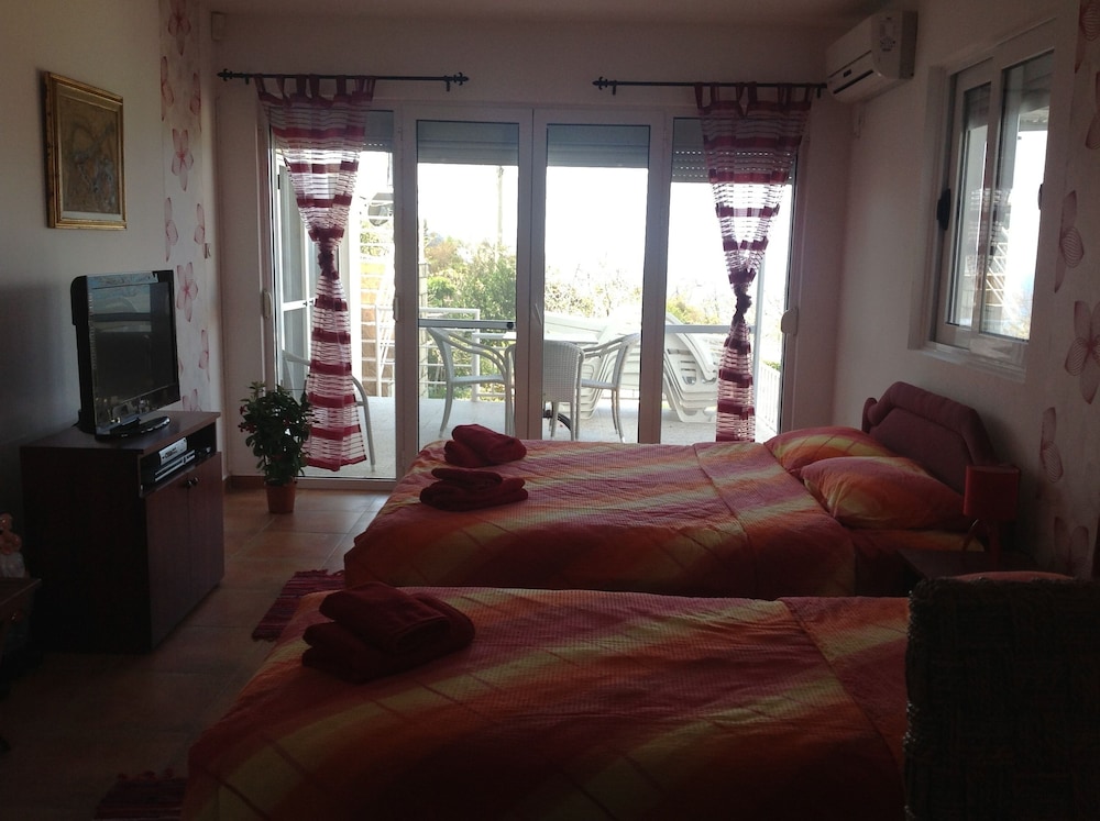 Standard Studio, Partial Sea View, Garden Area photo 1