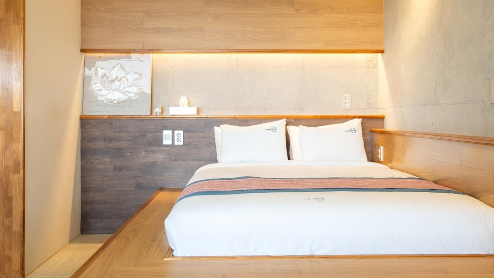 Basic Room, 1 Bedroom (102(Pool Not Available))