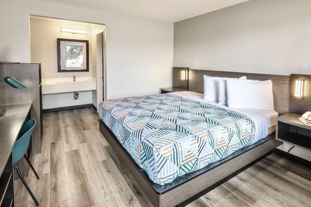 Standard Room, 1 King Bed, Smoking - Photo 2