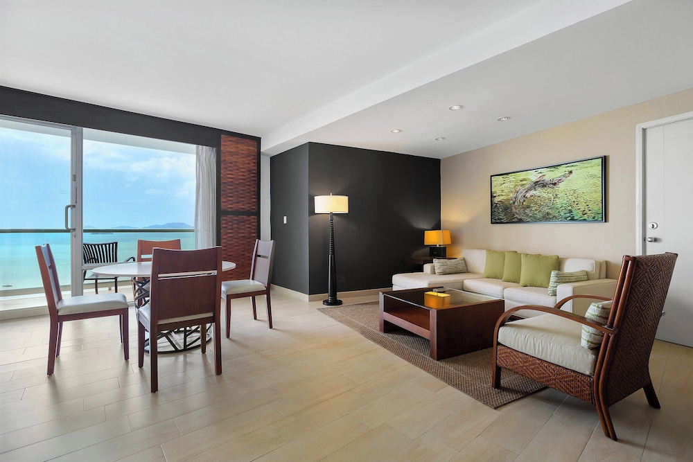 Club Suite, 1 King Bed, Ocean View - Photo 3