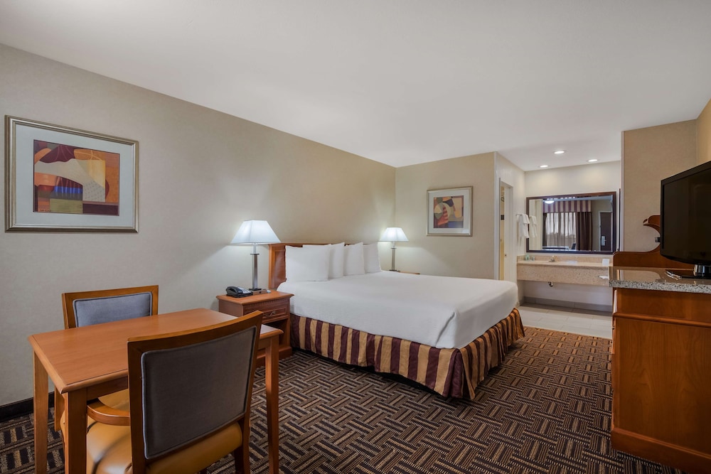 Standard Room, 1 King Bed, Non Smoking, Refrigerator - Photo 3