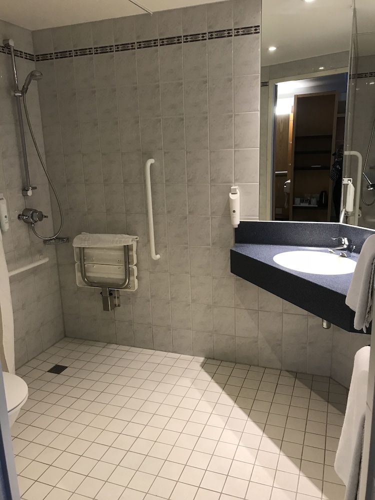 Standard Room, 1 Double Bed, Accessible (Free Hot Breakfast) - Photo 5