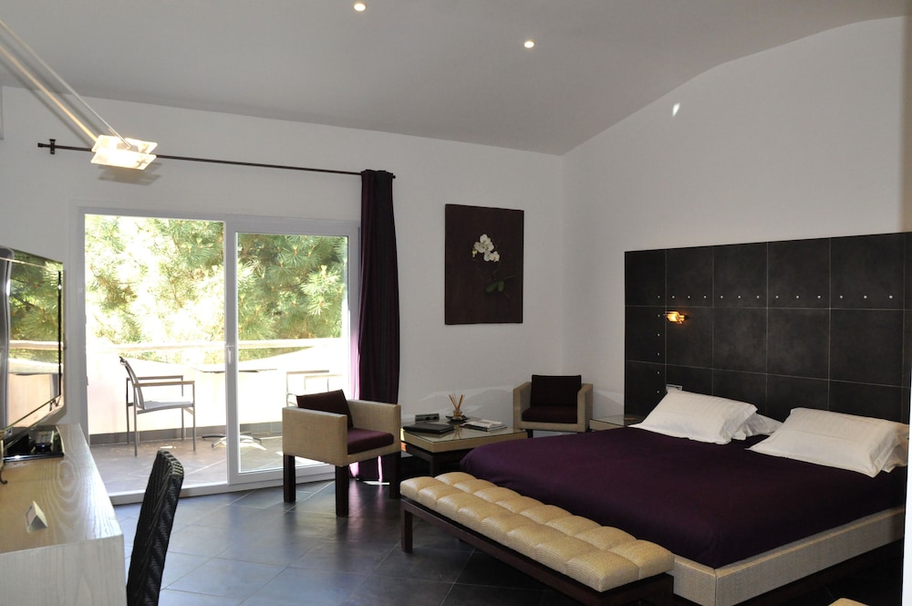 Executive Double Room, 1 Double Bed, Jetted Tub, Partial Sea View