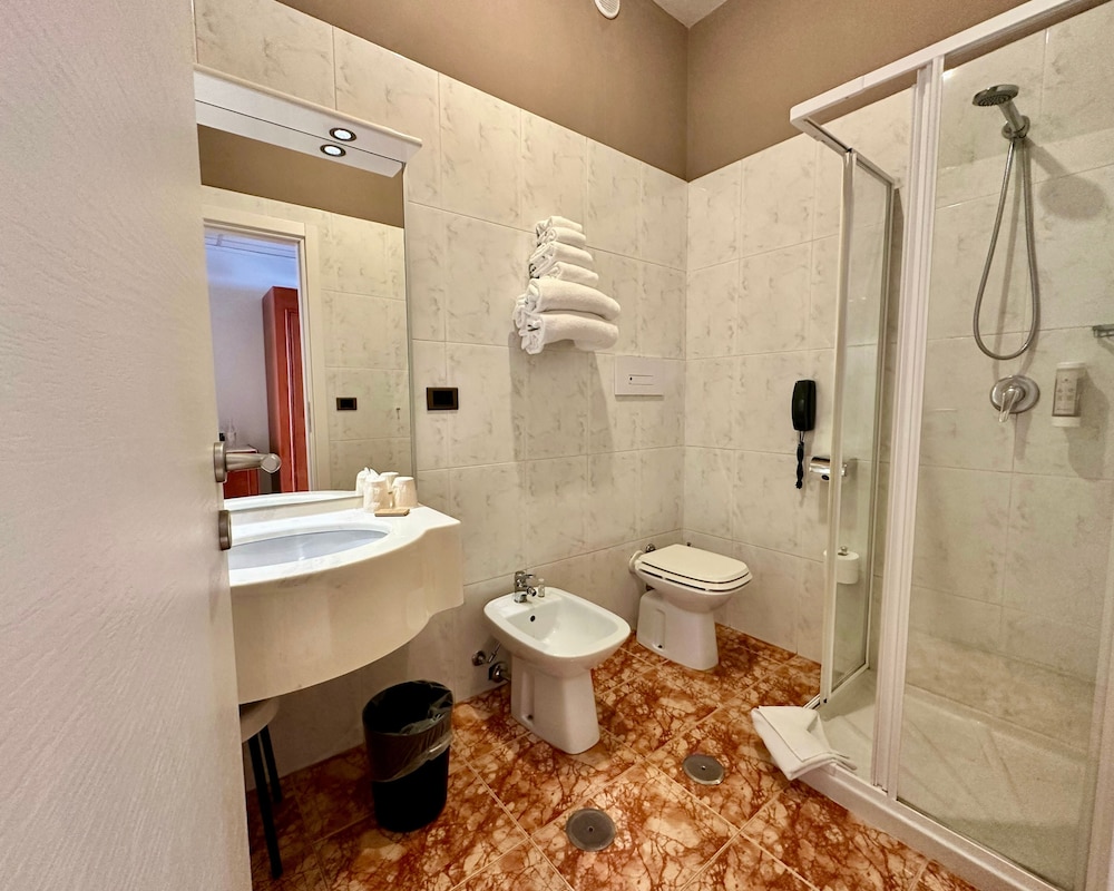 Standard Double or Twin Room - Photo 2