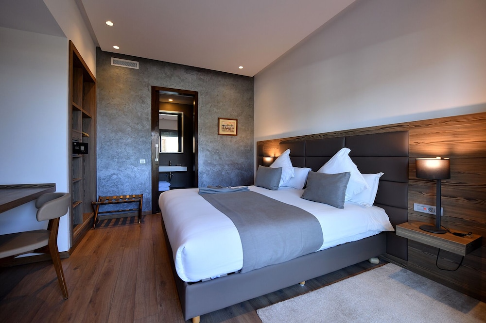 Superior Suite, 1 King Bed with Sofa bed photo 3