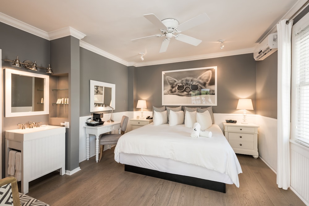 Standard Room, 1 King Bed, Balcony, Poolside (Room 6)