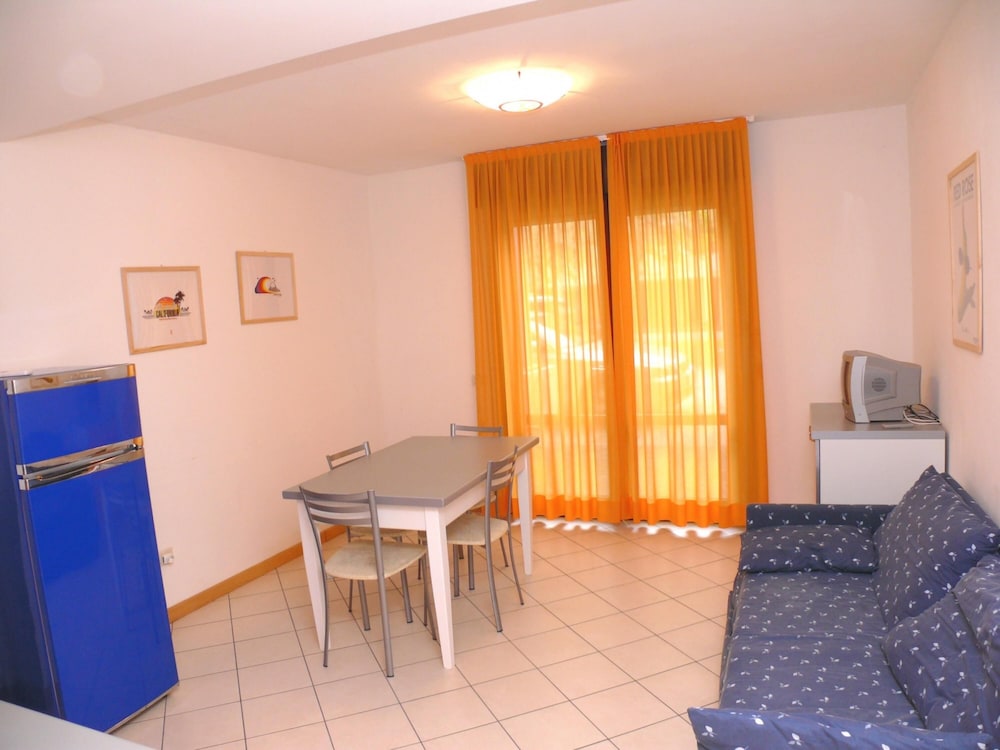 Apartment, Smoking