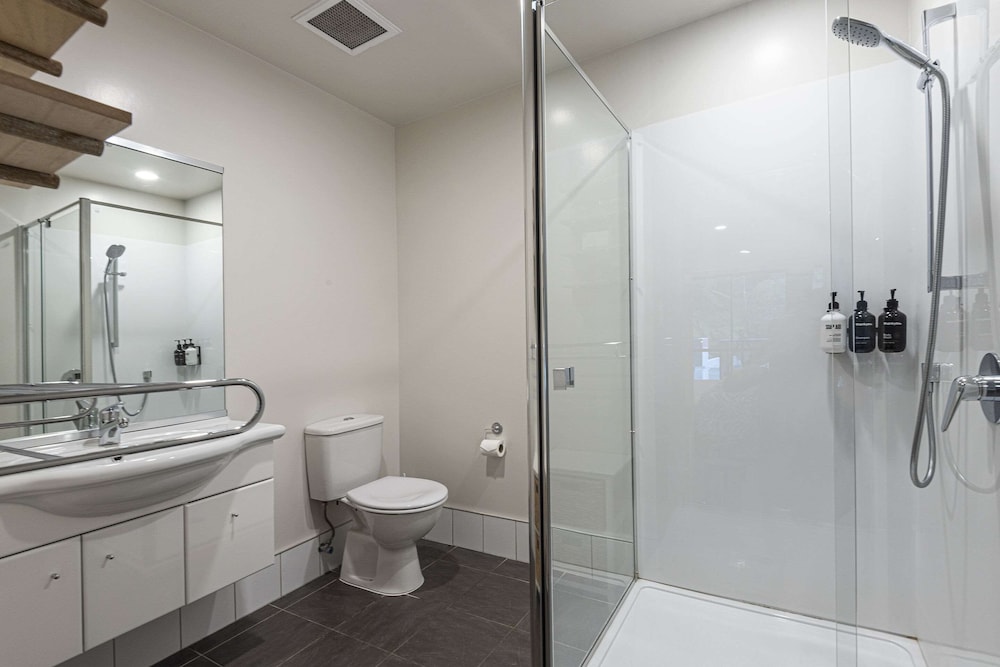 Two Bedroom Apartment - Photo 2