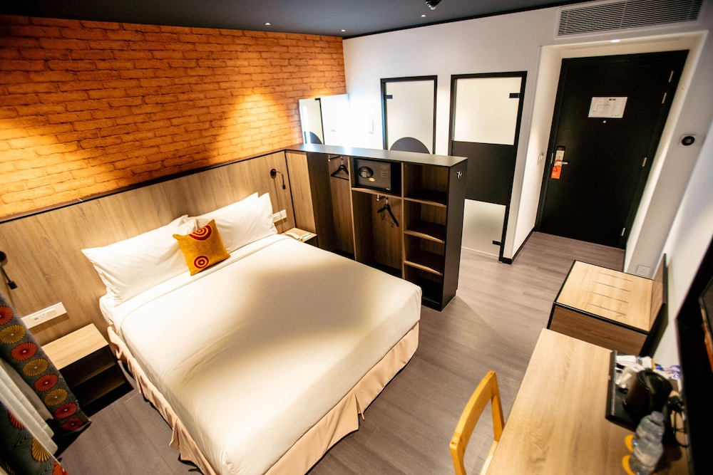 Standard Room, 1 Queen Bed - Photo 3