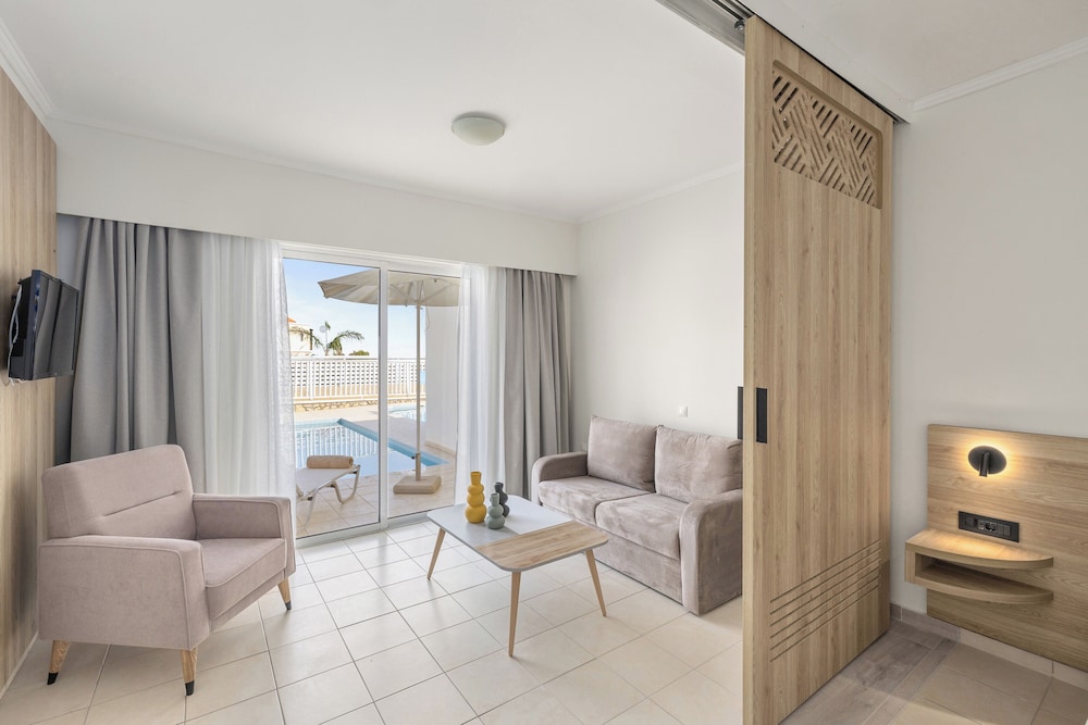 Superior Family Room Sharing Pool