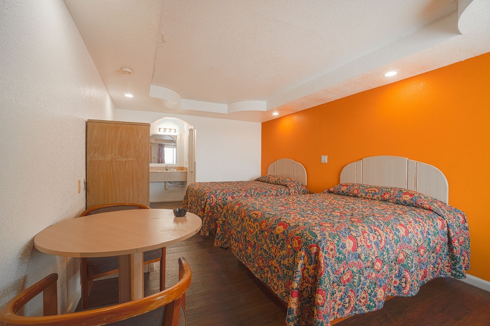 Room, 2 Queen Beds, Non Smoking photo 3