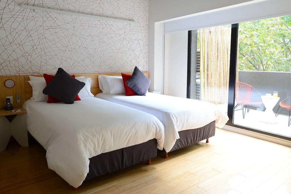 Deluxe Room, Balcony thumbnail 5