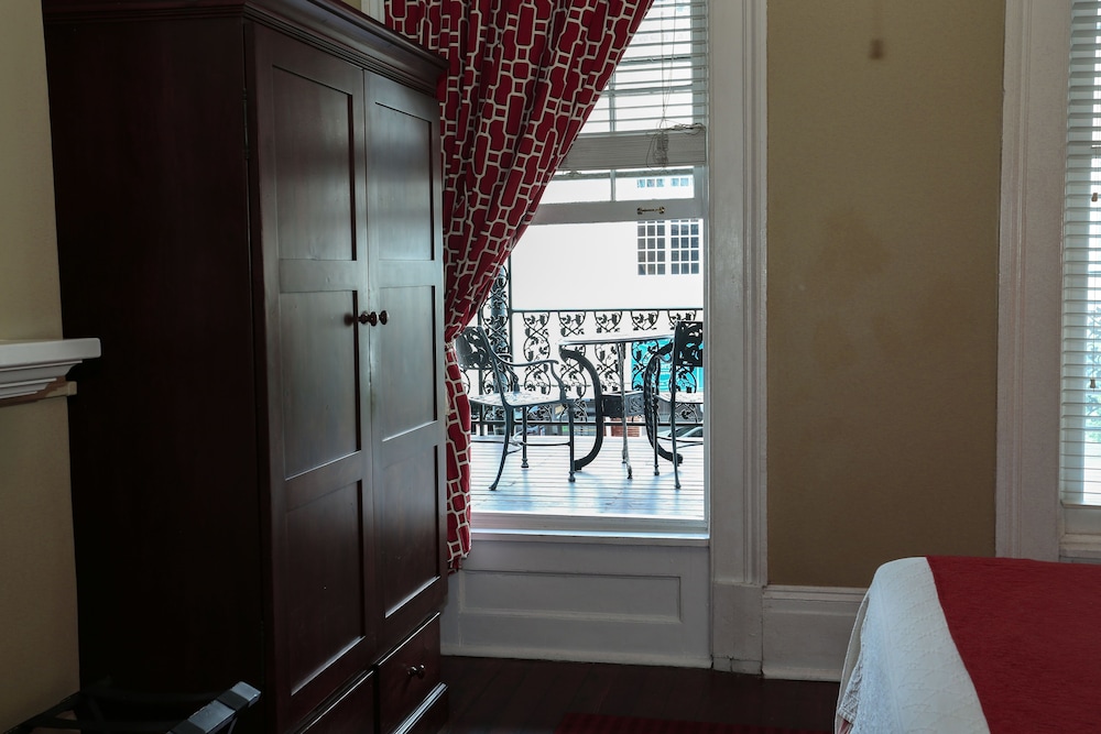 Room, 1 King Bed, Balcony (Broughton) photo 2