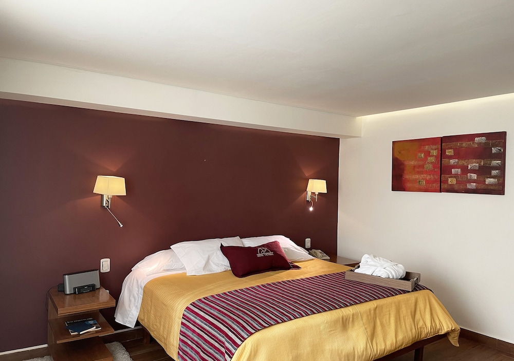 Deluxe Studio Suite, 1 King Bed photo 3