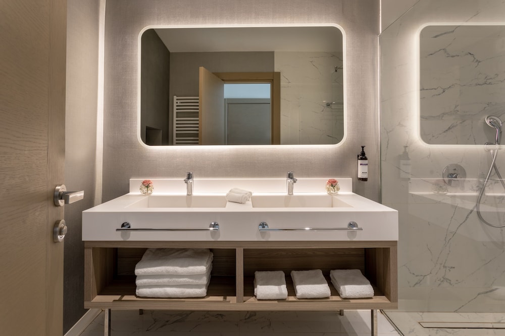 Premium Room (1 King Bed and 1 Twin Bed) - Photo 7