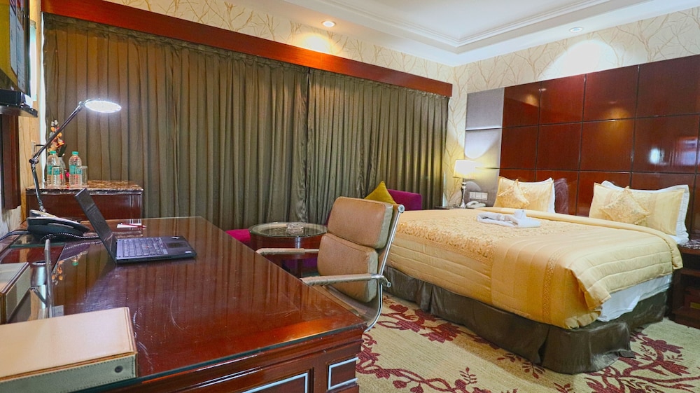 Executive Room with Jacuzzi Tub - Photo 3