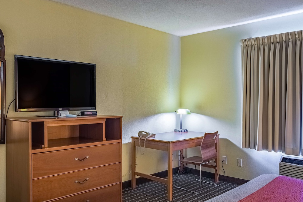 Deluxe Room, 1 King Bed, Non Smoking, Refrigerator & Microwave - Photo 1
