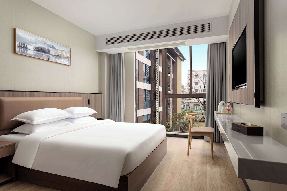 Deluxe Room, 1 King Bed, Non Smoking photo 1