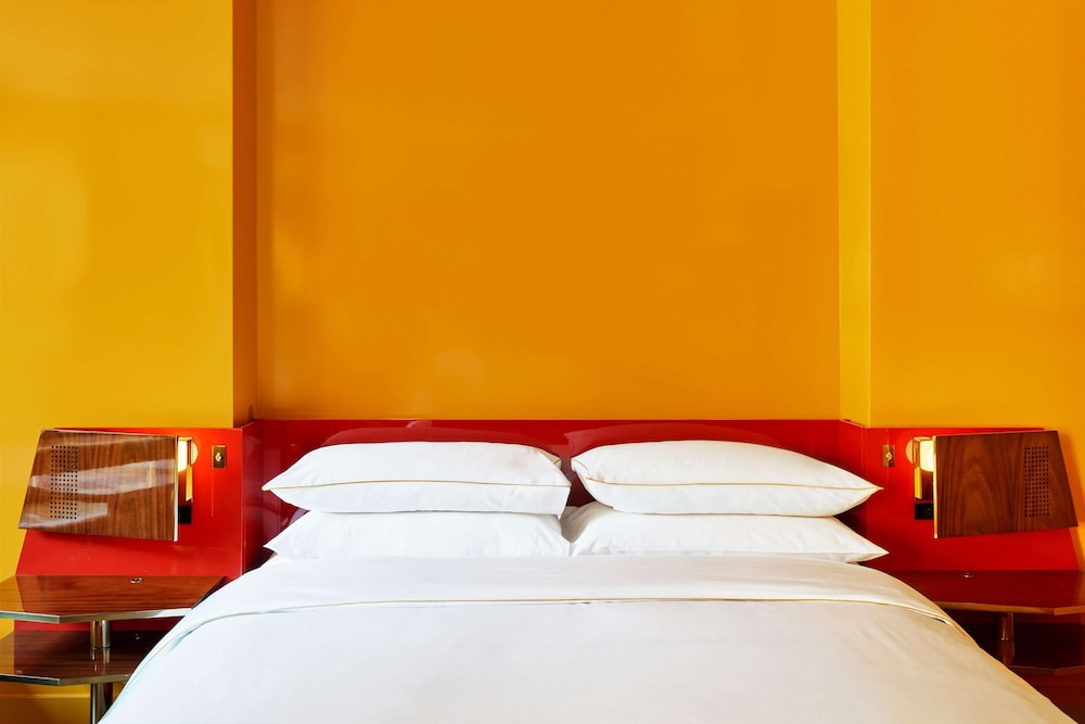 Deluxe Room, 1 King Bed photo 1