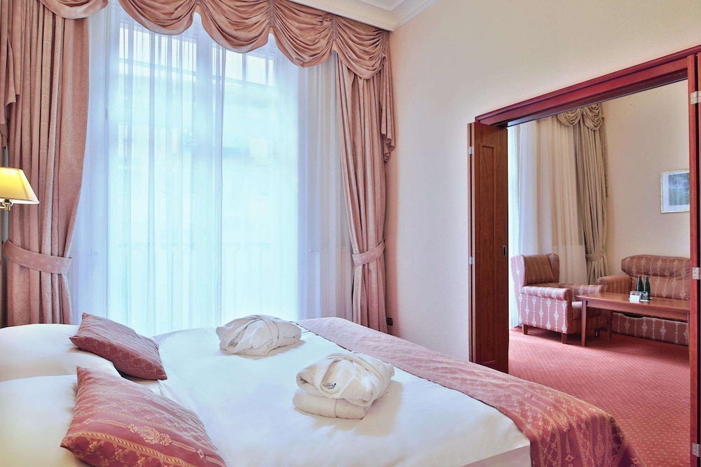 Suite, 1 Queen Bed with Sofa bed