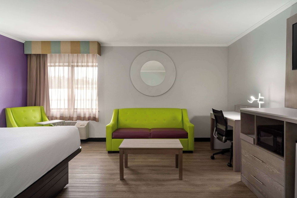 Suite, 1 King Bed, Non Smoking photo 1