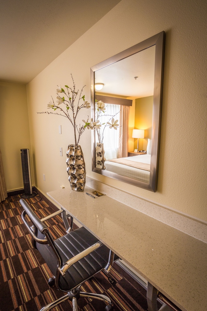 Standard Room, 2 Queen Beds, City View photo 3