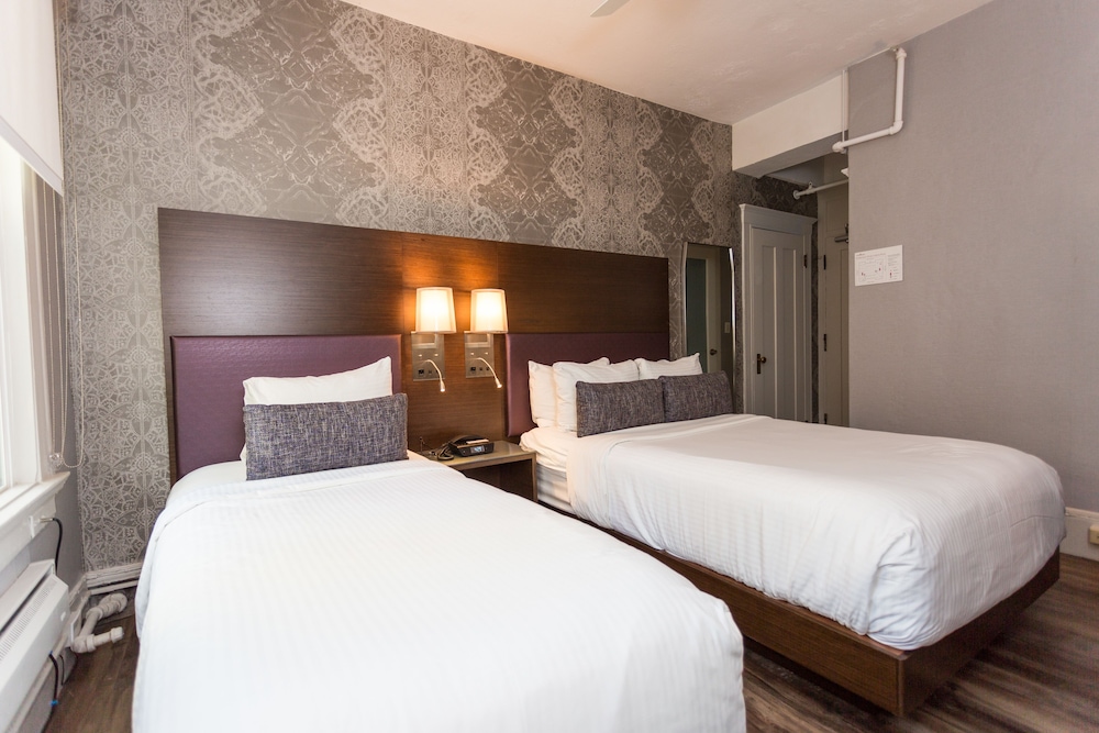 Standard Room, Multiple Beds, Non Smoking photo 2
