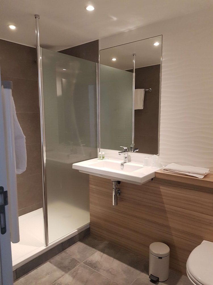 Standard Room, 2 Twin Beds - Photo 7