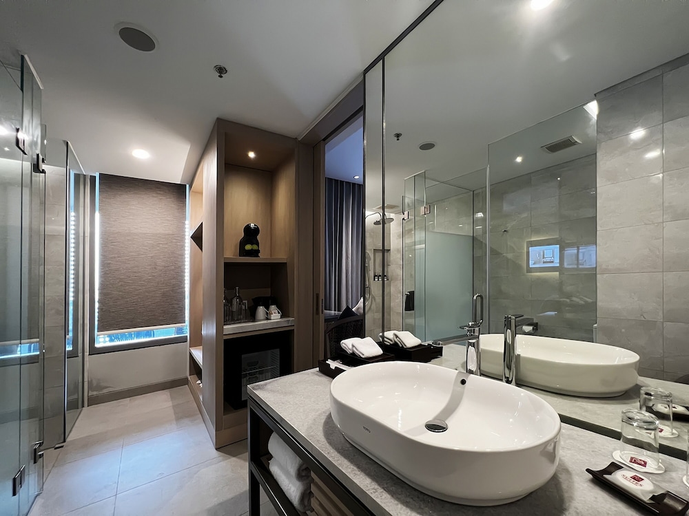 Grand Deluxe with Balcony - Photo 4