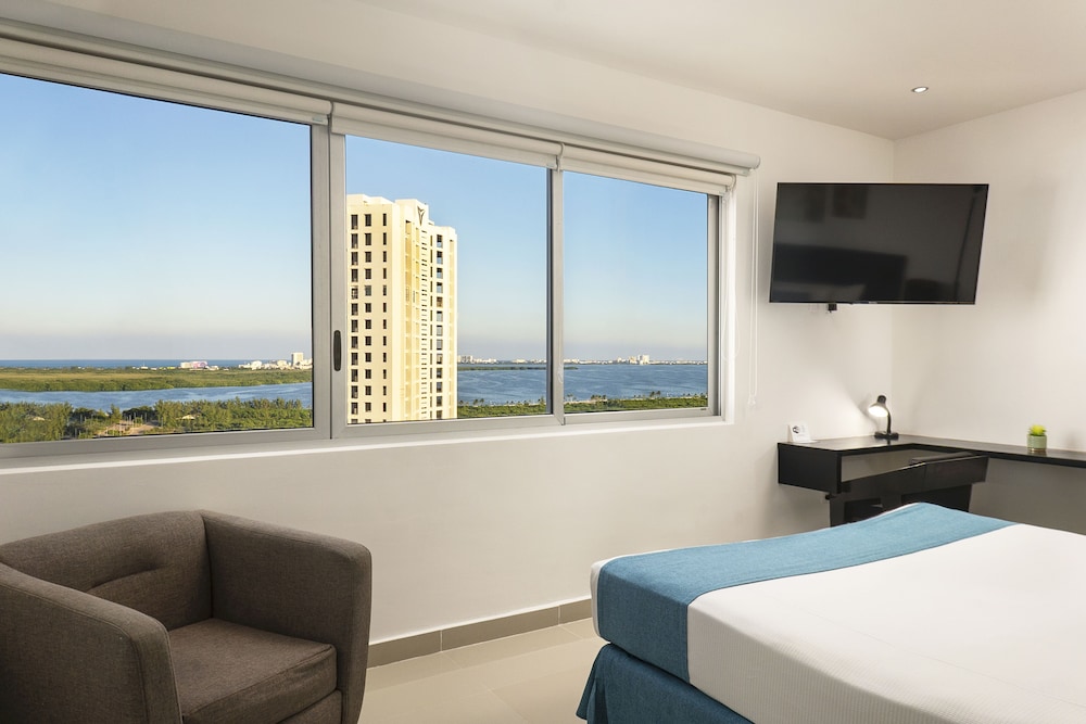Standard Room, 1 King Bed, Non Smoking, Sea View photo 2