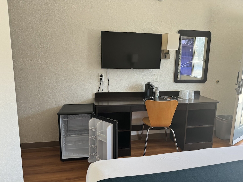 Premium Room, 1 Queen Bed, Non Smoking, Refrigerator photo 3