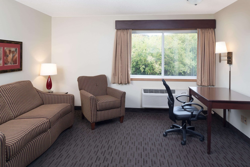 Suite, 1 King Bed, Accessible, Non Smoking photo 1