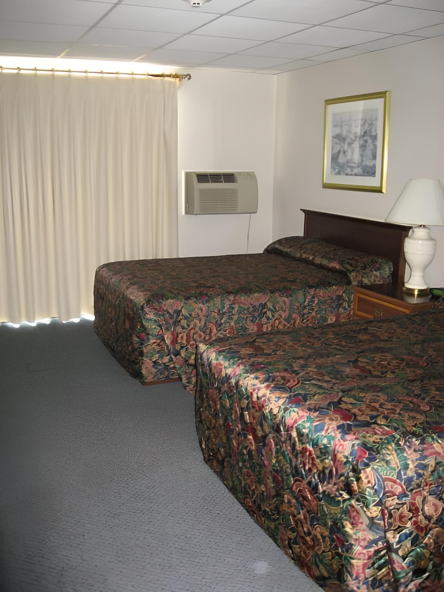 Standard Single Room, 2 Double Beds, Lake View photo 2