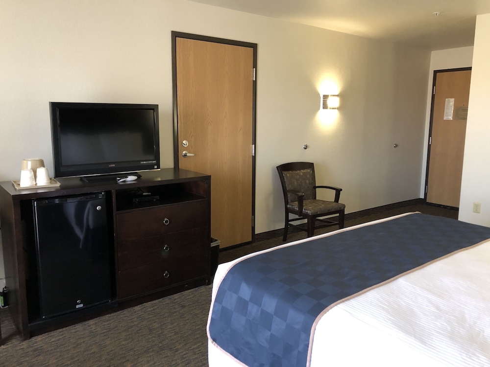 Room, 1 King Bed - Photo 3