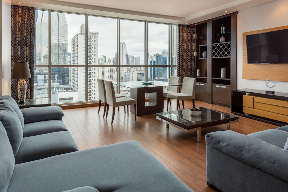 Suite, 2 Bedrooms - Photo 1