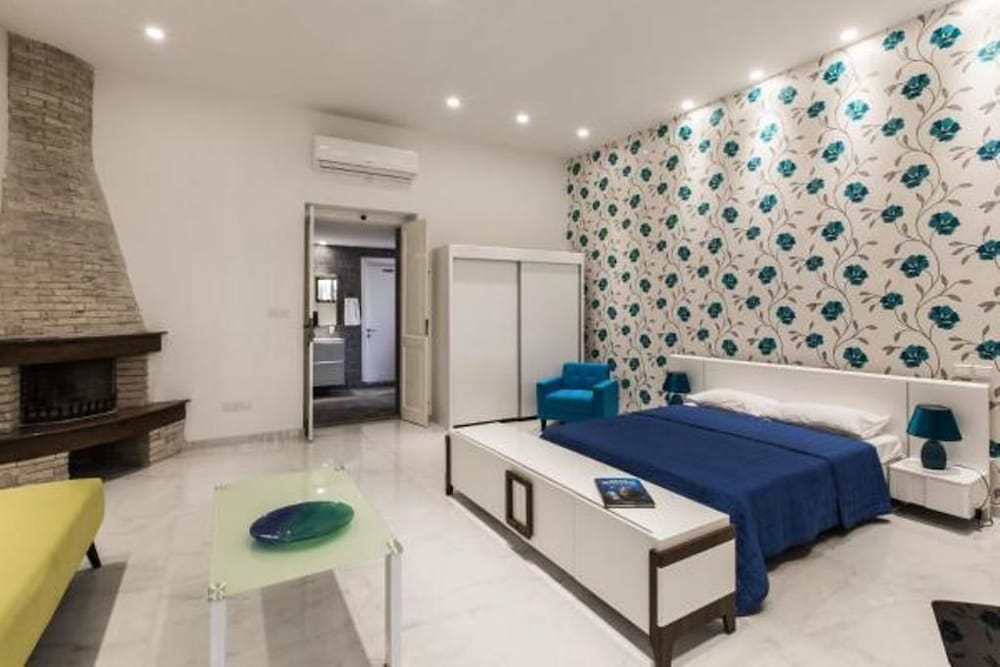 Deluxe Studio