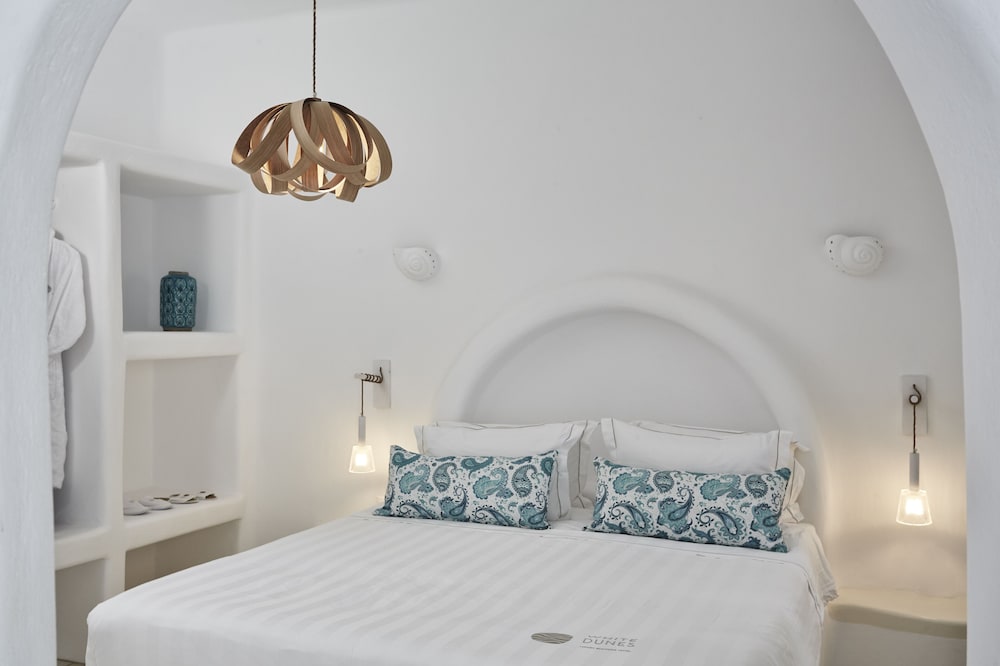 White Cyclades Apartment (Semi - Based Apartment with Indoor Garden)