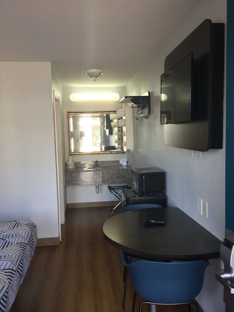 Deluxe Room, 1 King Bed, Smoking, Refrigerator & Microwave - Photo 5