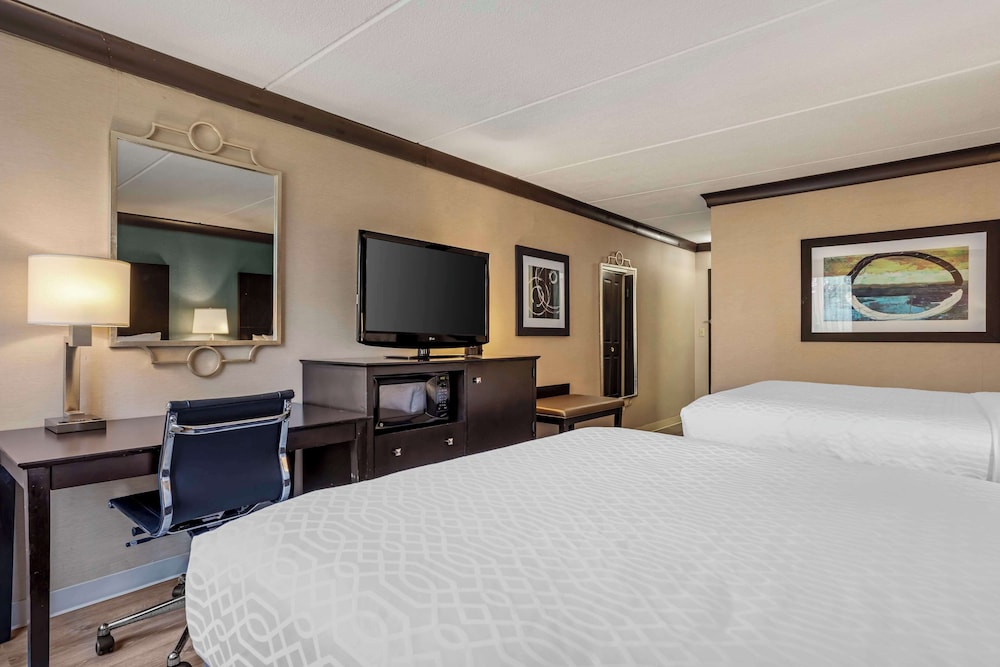Standard Room, 2 Queen Beds, Refrigerator & Microwave, Courtyard Area - Photo 2