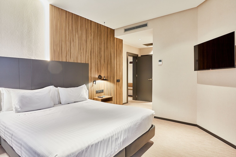 Junior Suite, Jetted Tub (Deluxe) - Photo 5