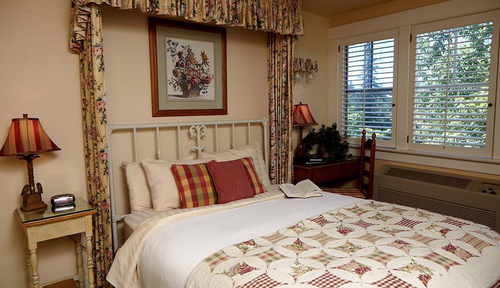 Lodge Room 8