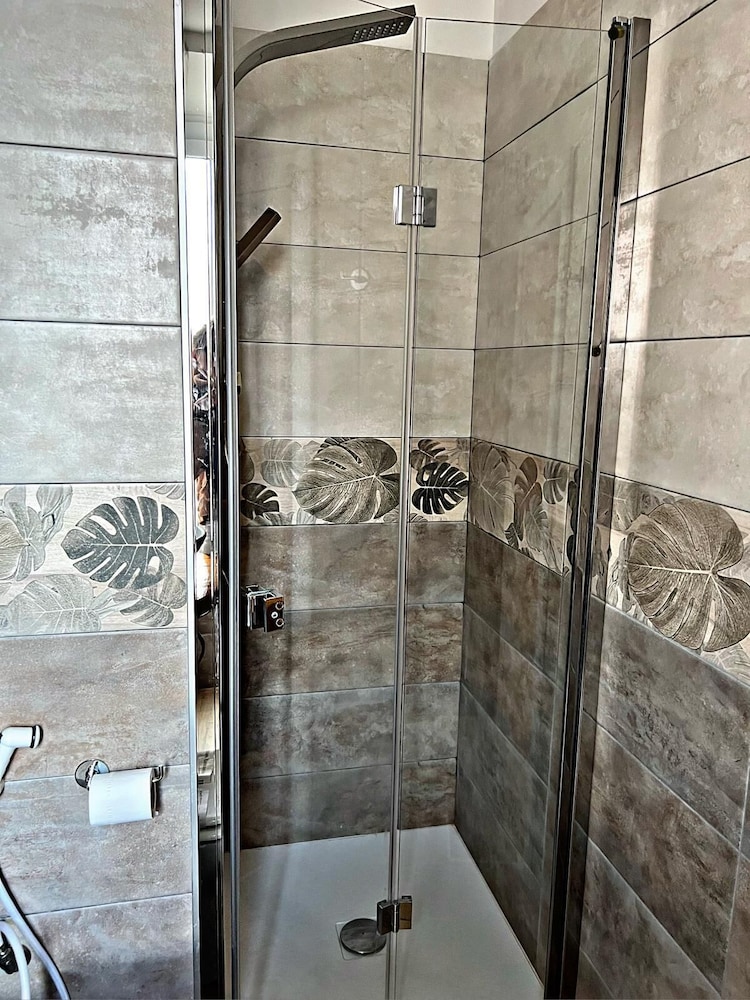 Family room, ensuite 3° floor no lift photo 3