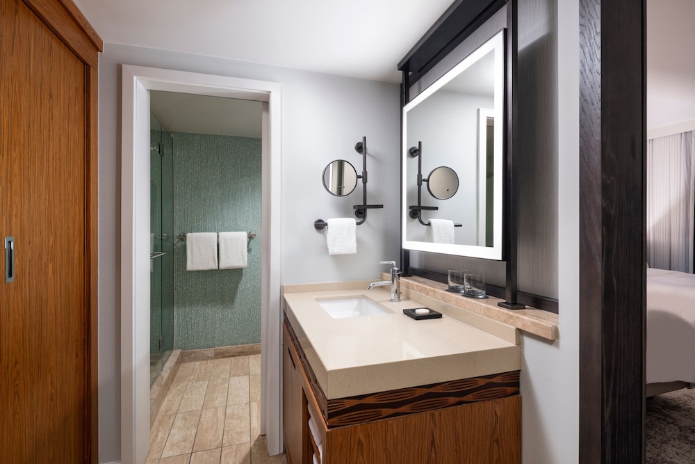 Room, 1 King Bed, Roll-in Shower, Resort View (mobility Accessible, Kukahi)