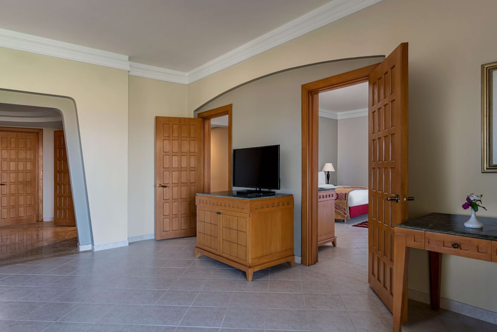 Deluxe Sea View Suite photo 2