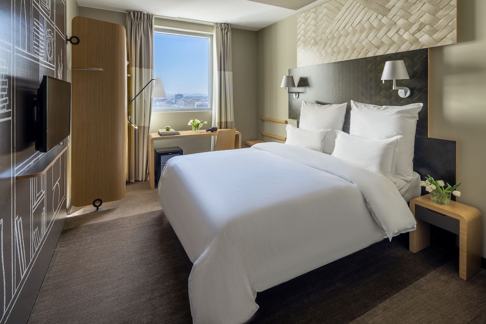 Room, 1 King Bed (High Floor, Skyline) - Photo 1
