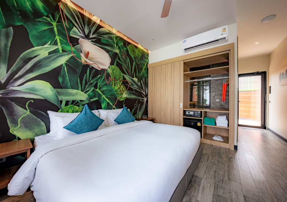 Grand Room, 1 King Bed, Poolside - Photo 1