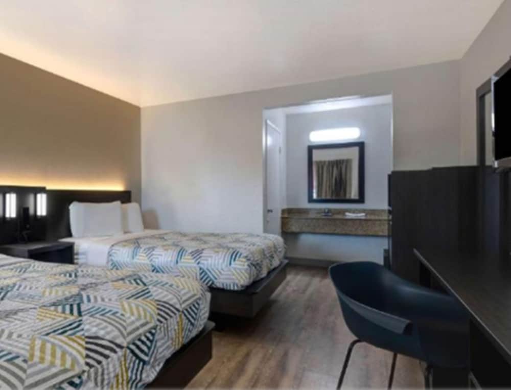 Deluxe Room, 2 Queen Beds, Non Smoking, Refrigerator & Microwave photo 2